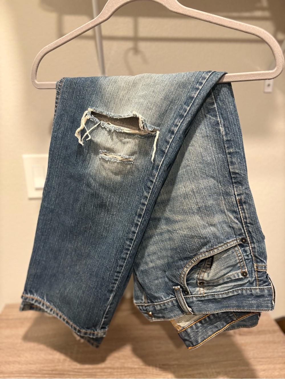 Levi's Men's Light Blue Straight Jeans with Ripped Knee
